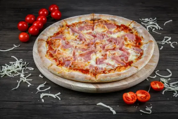 Klasická šunková pizza bez šampiňónov v meste Martin.
